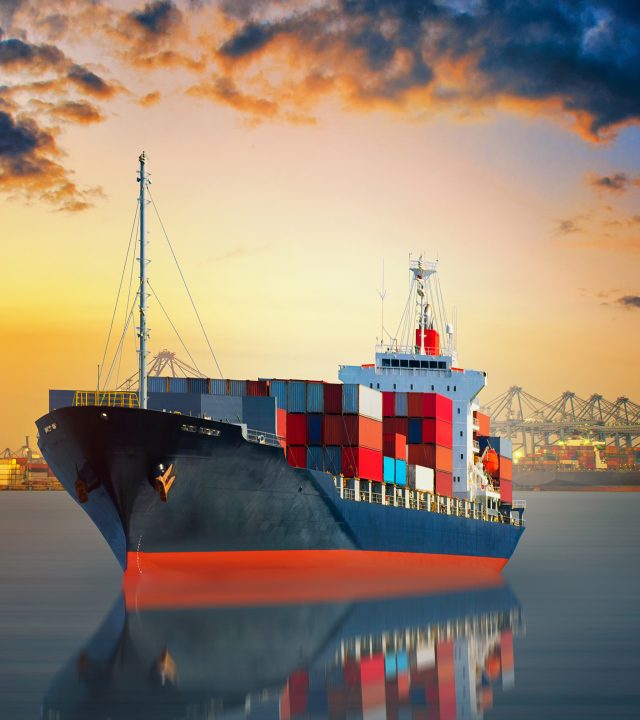 Ships_Container_ship_561216_2048x2732